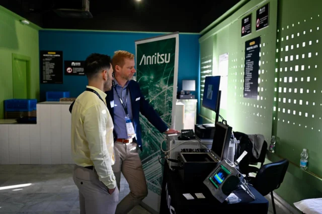 📶 𝗟𝗮 𝗶𝗻𝗻𝗼𝘃𝗮𝗰𝗶ó𝗻 𝘀𝗲 𝘃𝗶𝘃𝗲 𝗲𝗻 𝗱𝗶𝗿𝗲𝗰𝘁𝗼 𝗲𝗻 𝗹𝗮 𝗴𝗿𝗮𝗻 𝘇𝗼𝗻𝗮 𝗲𝘅𝗽𝗼𝘀𝗶𝘁𝗶𝘃𝗮 𝗱𝗲𝗹 @5gforum 𝟮𝟬𝟮𝟲

💡Más de 20 empresas y entidades convierten la IX edición del foro en un auténtico escaparate tecnológico donde los asistentes descubren demostraciones en vivo y aplicaciones reales de #5G, #inteligenciaartificial y #edgecomputing que ya están transformando el ecosistema digital.

📡 La zona expositiva reúne además a entidades líderes como @orange_es, @telefonicaempresas, @vodafone_es, @digimobil_es, @ayscom_esp, @viavifiber / @wavecontrol_rf, @minsait by @indracompany, @teltronic.official, Axión, @gradiantct, @manageengine, @infouma, @nokia, @italtel_hq, Neutroon, @rohdeandschwarz, SAPEC, Ethon Shield, Anritsu y @secmotic_official, configurando un espacio donde la tecnología deja de ser futuro para convertirse en realidad.

🚀 Soluciones para la prevención de incendios forestales que combina drones autónomos, inteligencia artificial y 5G SA; demostraciones de tecnologías de captura de realidad para experto remoto y experiencias inmersivas mediante gafas VR; y soluciones aplicadas a entornos agrícolas mediante teleoperación de vehículos y drones, sensores inteligentes y procesamiento de IA en edge computing, entre otras muchas innovaciones.

➡️️ '𝟓𝐆 𝐅𝐨𝐫𝐮𝐦': 𝟏𝟐-𝟏𝟓 𝐦𝐚𝐲𝐨 𝟐𝟎𝟐𝟔

📍 2 jornadas presenciales en el @auditoriocartuja de @sevillatechpark, y 2 virtuales.

#5GForum26 #5G #6G #IA #redes #telefonía #conectividad #cloud #tecnología #conexiones #innovación #ciberseguridad #redesnoterrestres #NTN #Sevilla